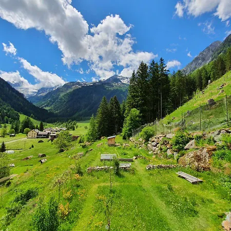Mountain Getaway In The Valley 木屋 特里安